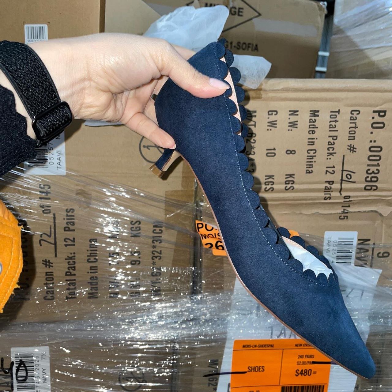 Pallet of women’s shoes and sandles - Image 2